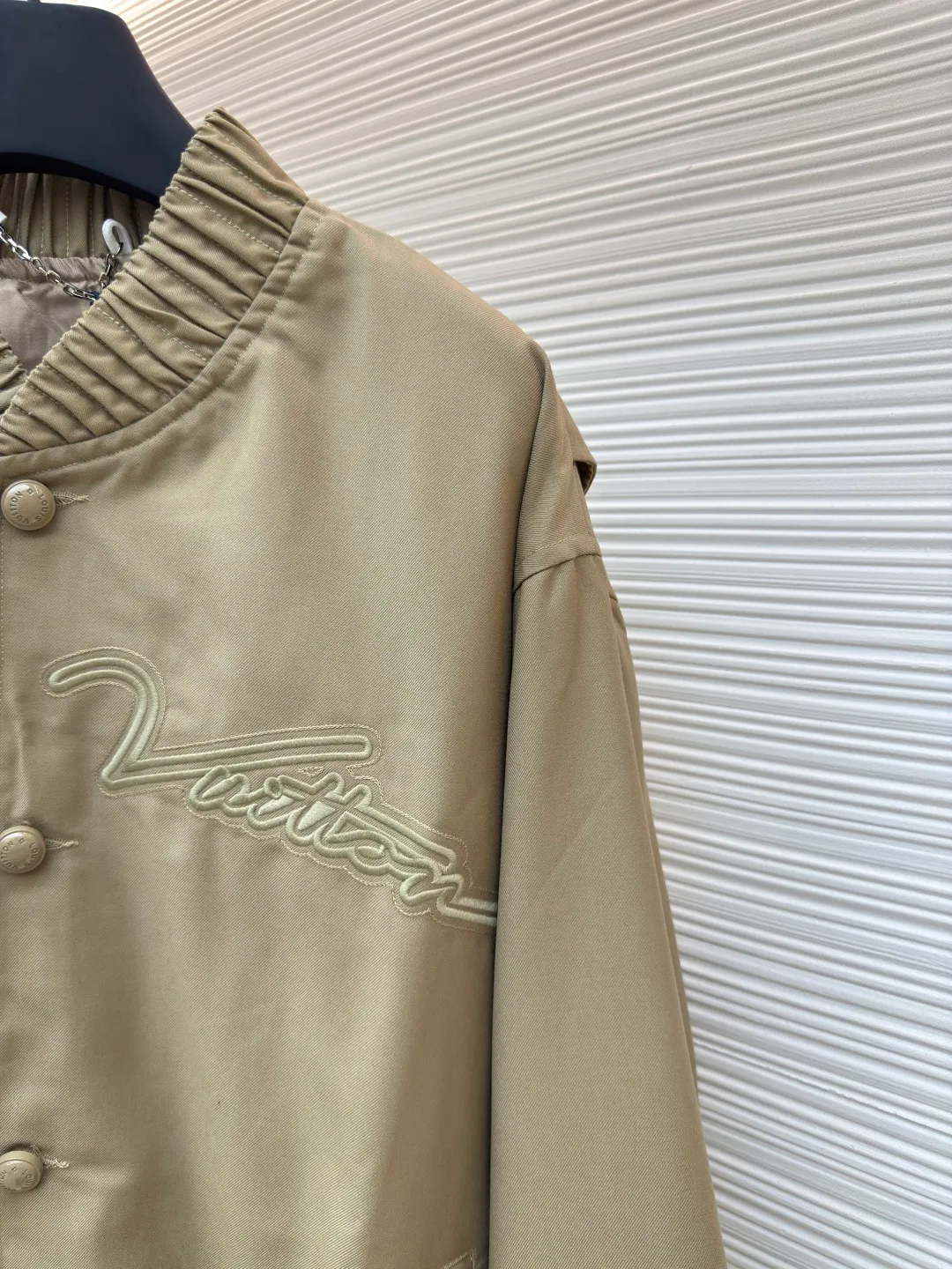 LOUIS VUITTON Feidong embroidered silhouette jacket ●Authentic product: purchased and developed for 25400 ●Item number: 1680655-B50 ●Fabric: cotton fabric ●Technology: embroidery printing ●Version: fitted version ●Weight: about 780 grams ●Size: 46-48-50-52 ●Description: Pattern-making and development from the source of our own factory. We insist on not making goods without the original version. Classic ma1 flying version. Don’t pick your figure. Everything is easy to control. The fabric is made of custom dyed cotton YB twill fabric, which is not available in the market. The front panel is printed with eight-claw machine screen embroidery. The positioning logo letters are cut out, and the shoulder seams and back collar hem are offset and cut. All are hand-cut in one piece. The matching glossy hand-stitched buttons with the letter logo are customized and the same color heel with hardware stud buttons. The overall wiring is straight and delicate, the fabric is comfortable and soft, and the color is consistent without color difference. It can be matched with the same style to create a fashionable look and control various occasions. Customized accessories, complete with three standards, same style for men and women!